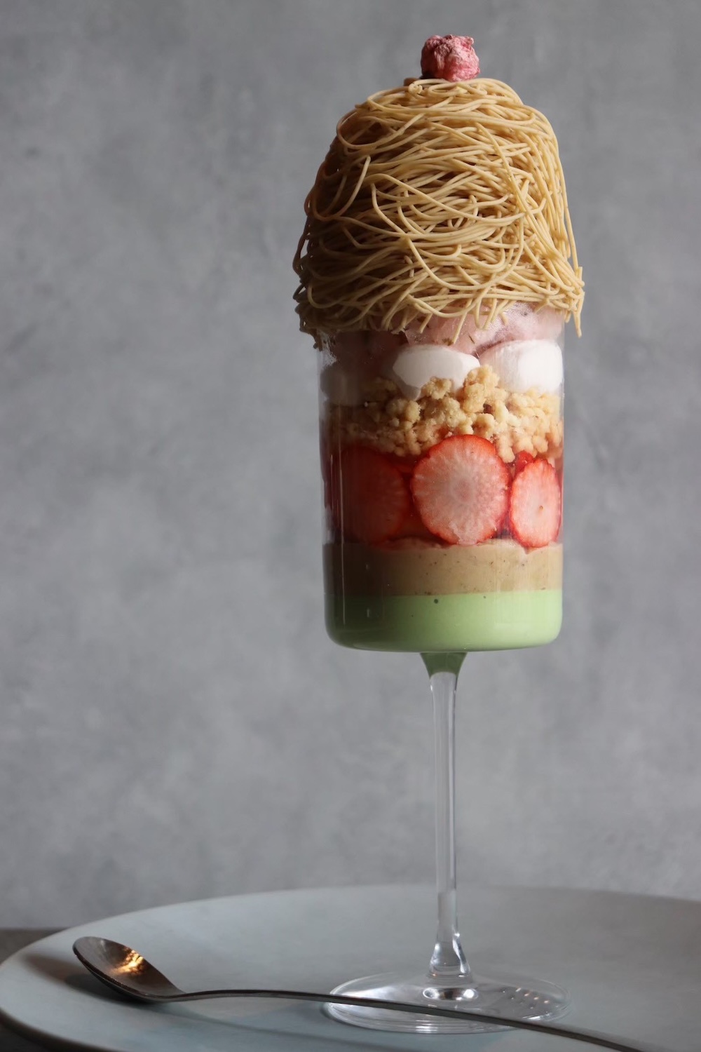 本店で販売中の「和栗と季節の果物パフェ ～桜～ 国産苺」税込み2,530円