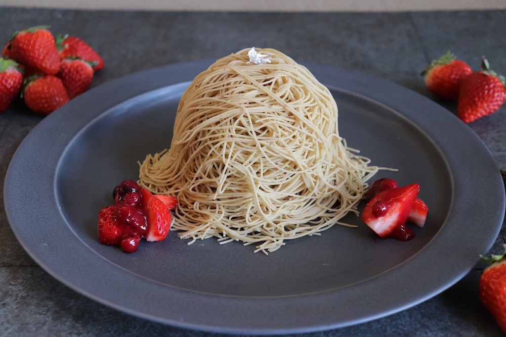 「国産苺と和栗の錦糸モンブラン」イートイン・税込み2,420円、テイクアウト・税込み2,376円