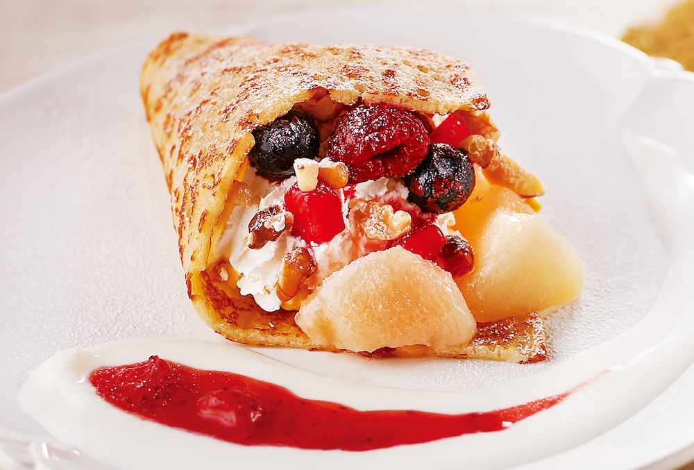 「魅惑のクレープ 白桃と3種ベリー」税込み592円