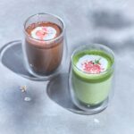 左から「桜仕立てのココア」、「桜仕立ての抹茶ラテ」各種税込み880円