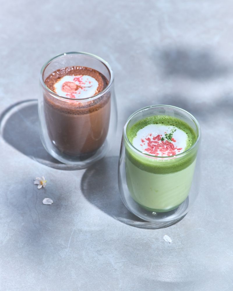 左から「桜仕立てのココア」、「桜仕立ての抹茶ラテ」各種税込み880円