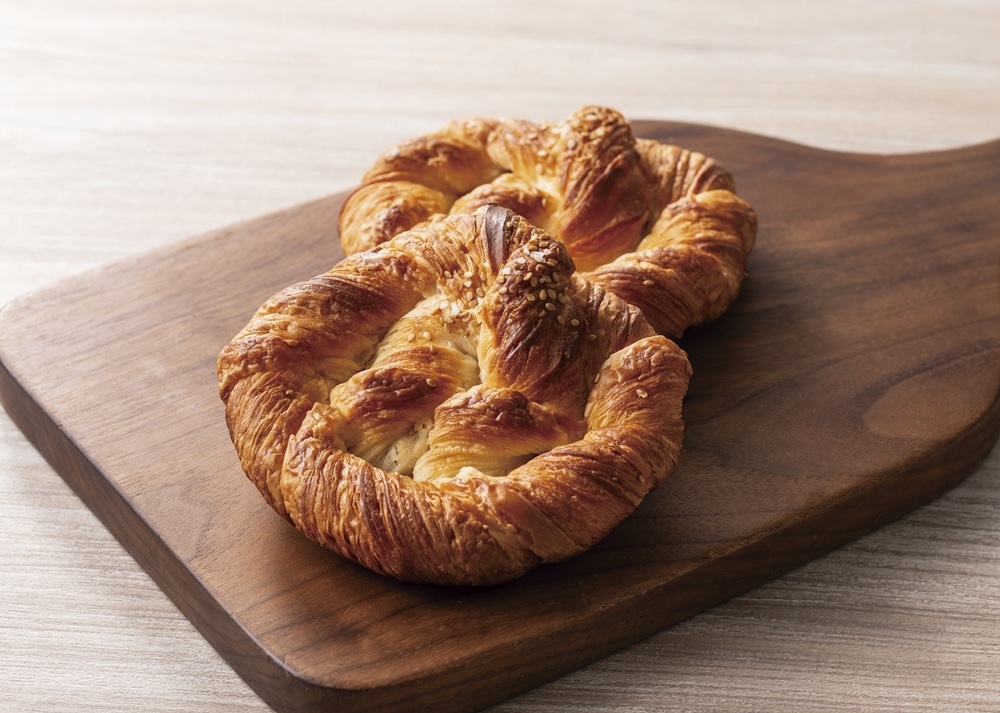 3月4日より販売中の「セサミ＆ソルトプレッツェルクロワッサン」税込み360円