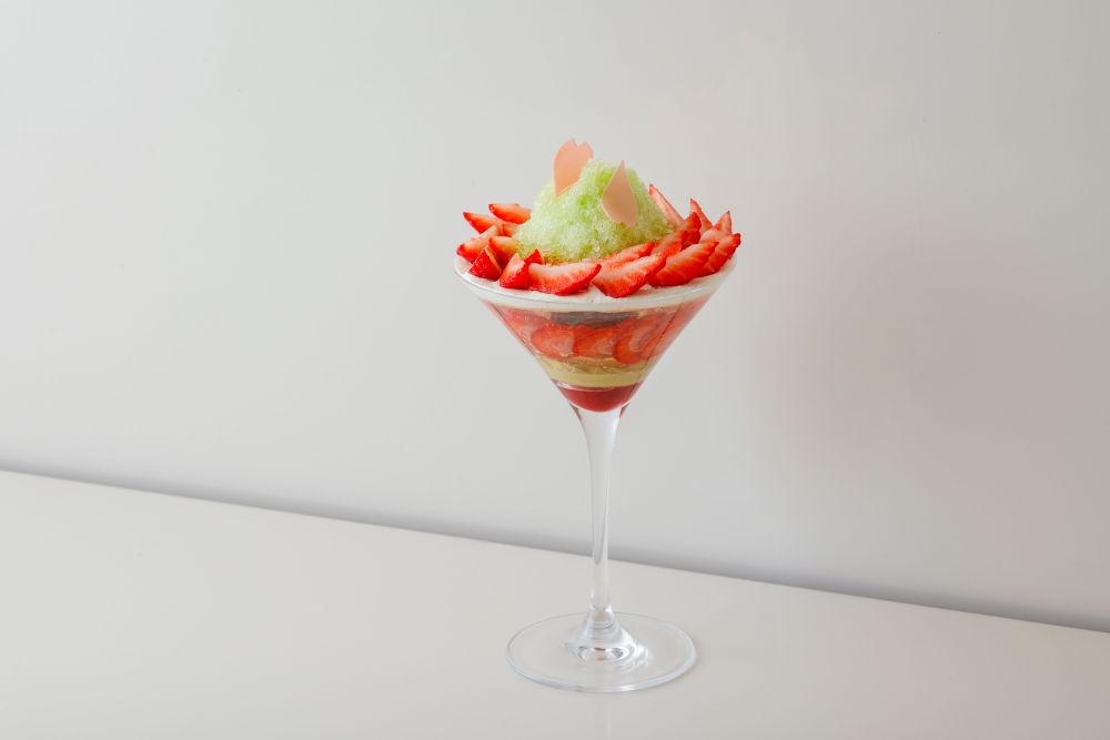 「桜といちごのパフェ」ドリンク付き・税込み4,070円（別途サービス料）