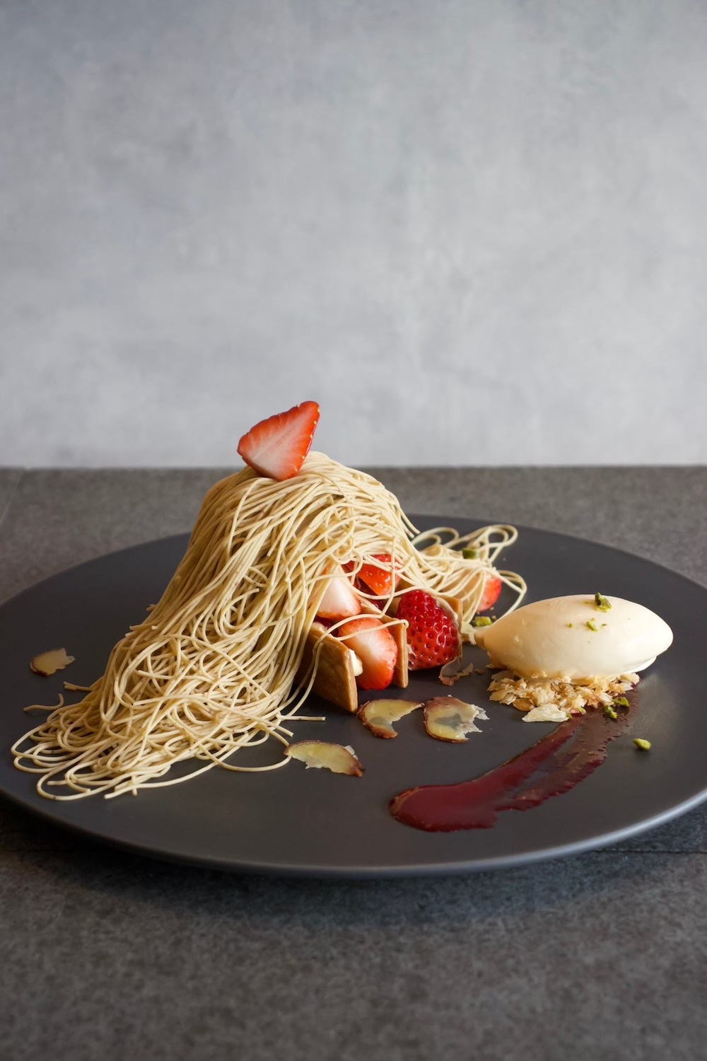 本店で販売中の「千織 ～国産苺のミルフィーユモンブラン～」税込み2,750円