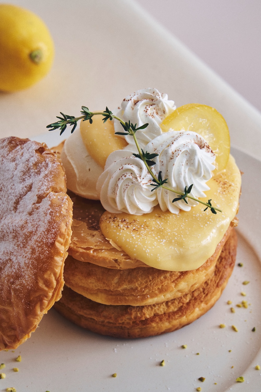 「“大長レモン”のレモンパイパンケーキ ダージリンアングレーズソース」税込み1,650円