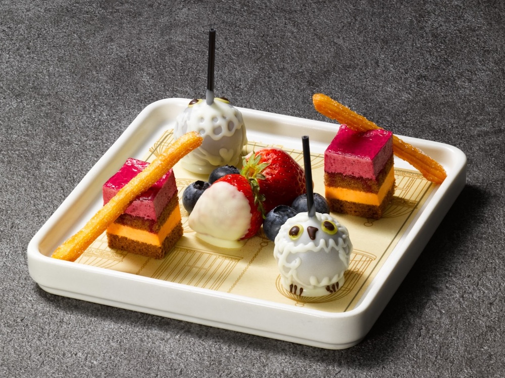 「バックロットカフェ」で販売される「ダイアゴン横丁の買い物リスト​アフタヌーンティー」税込み7,500円