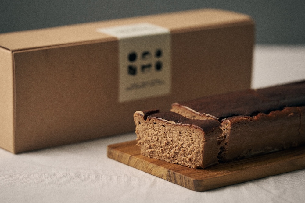 「なめらかバスチー ショコラ」カット・税込み700円、ホール・税込み3,680円