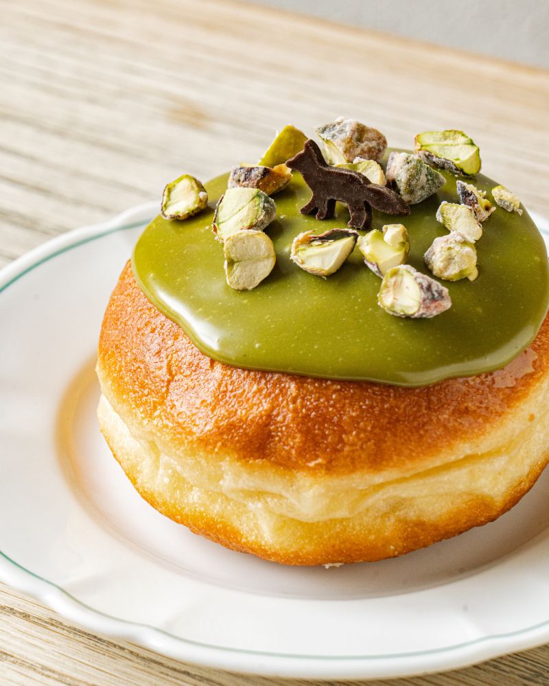 大阪店限定で販売している「Kitsuné Doughnut Pistache - キツネドーナツ ピスタチオ」税込み800円