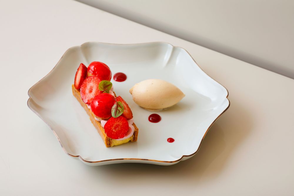 「いちごのサントノーレ」ドリンク付き・税込み3,190円（別途サービス料）