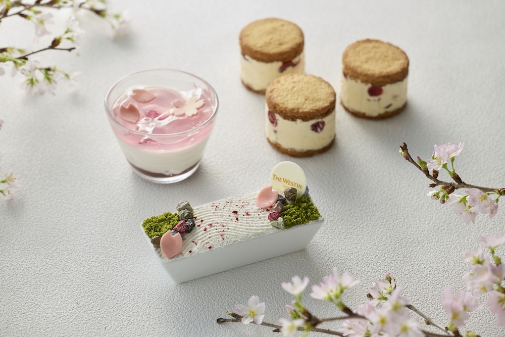 左上から時計回りに「桜のブランマンジェ」税込み920円、「桜とクランベリーのバターサンド」3個入り・税込み2,000円、「桜の枯山水ティラミス」税込み920円（いずれもサービス料含む）