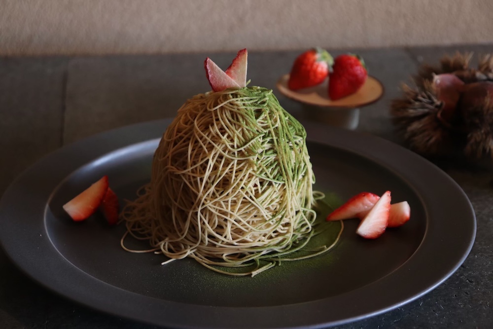 「抹茶と国産和栗の錦糸モンブラン ～国産苺～」イートイン・税込み2,420円、テイクアウト・税込み2,376円