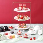 「インルームダイニング」にて販売される「完熟いちごとピスタチオのアフタヌーンティー」イメージ