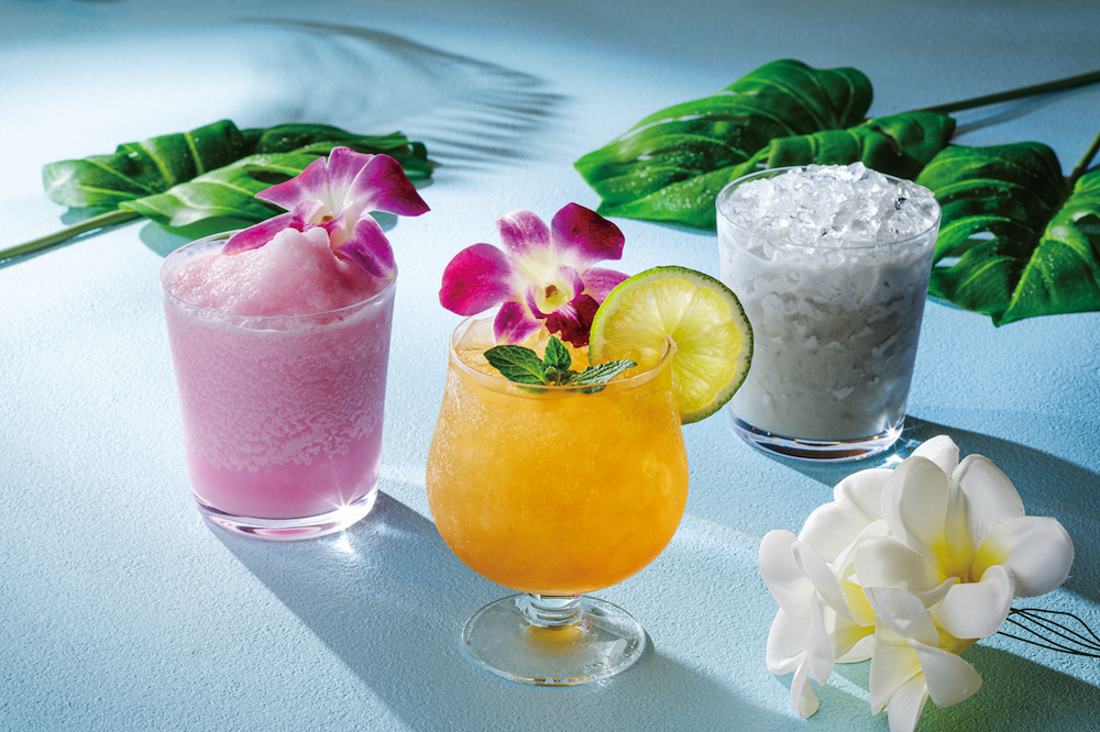 左からバー「オールドインペリアルバー」で販売される「ウベ コラーダ（モクテル）」税込み3,000円、「ハレクラニ マイタイ」税込み4,000円、「サーフ レッスン」税込み4,000円