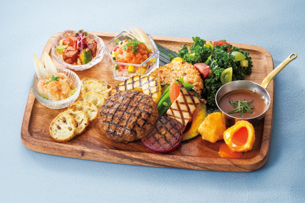 新作「ハレクラニ ロコモコプレート～ポケ トリオと一緒に～」税込み7,800円