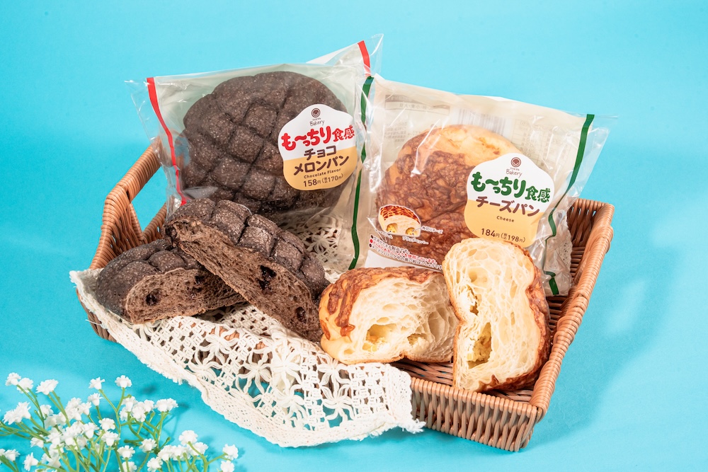左から「も~っちり食感チョコメロンパン」、「も~っちり食感チーズパン」