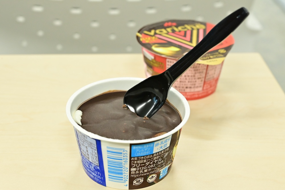 天面のチョコレートの厚さと硬さでスプーンが刺さる「バリッチェ チョコ＆バニラ」イメージ
