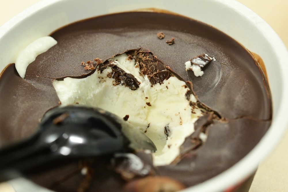 天面のチョコレートはランダムで厚さが異なる「バリッチェ チョコ＆バニラ」イメージ