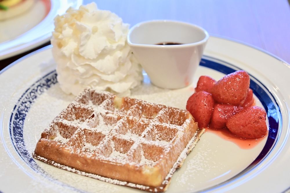 「グルテンフリーワッフル（ストロベリー、ホイップクリームとマカダミアナッツ）」税込み1,056円