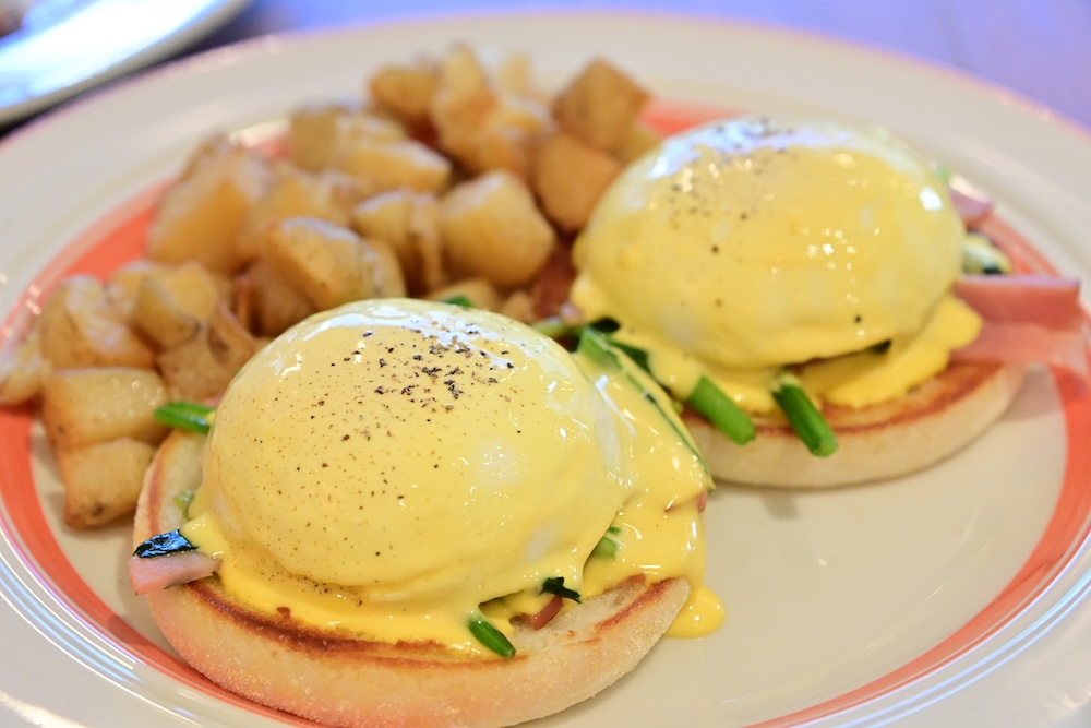 「エッグベネディクト（ホウレン草とベーコン）」税込み1,639円