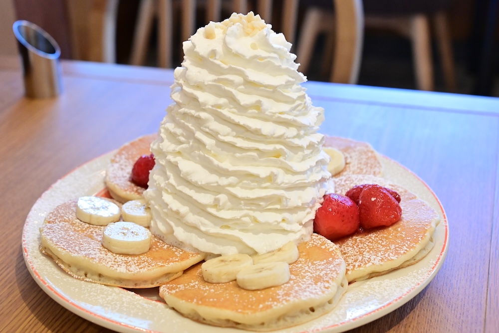「パンケーキ（ストロベリー＆バナナ、ホイップクリームとマカダミアナッツ）」税込み1,749円