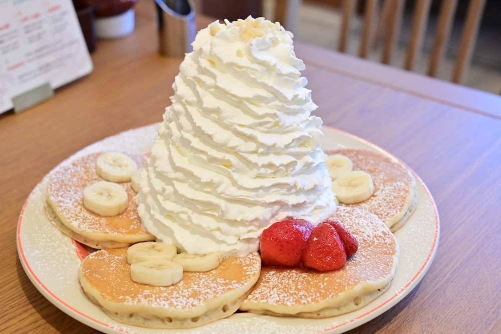 「パンケーキ（ストロベリー＆バナナ、ホイップクリームとマカダミアナッツ）」税込み1,749円