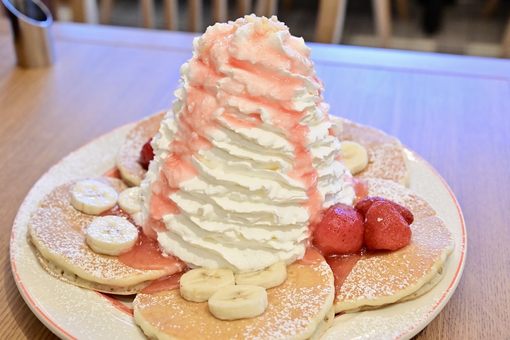 「パンケーキ（ストロベリー＆バナナ、ホイップクリームとマカダミアナッツ）」税込み1,749円