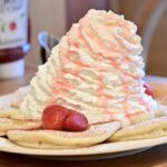 「パンケーキ（ストロベリー＆バナナ、ホイップクリームとマカダミアナッツ）」税込み1,749円