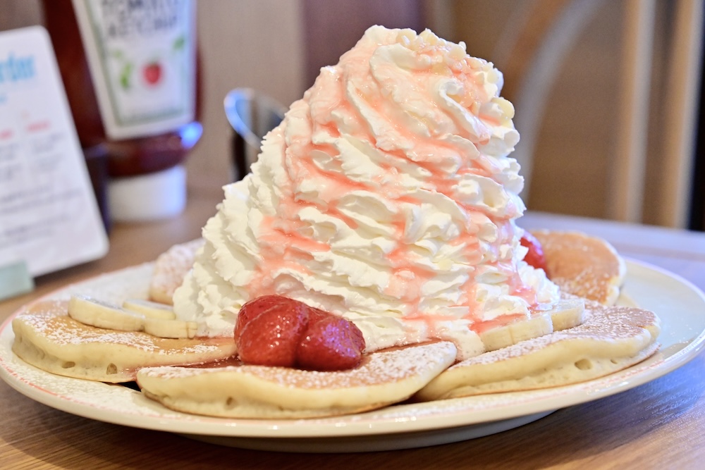 「パンケーキ（ストロベリー＆バナナ、ホイップクリームとマカダミアナッツ）」税込み1,749円