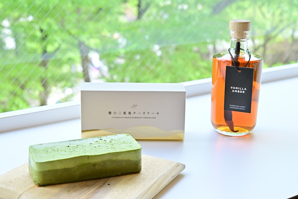 左から「贅の三重奏チーズケーキ ー宇治抹茶ー」、「バニラアンバー」