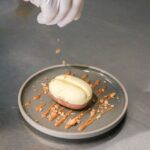 「コーヒー豆型のティラミス」を仕上げている様子