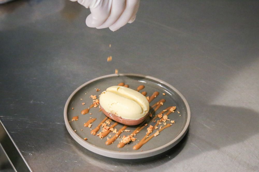 「コーヒー豆型のティラミス」を仕上げている様子
