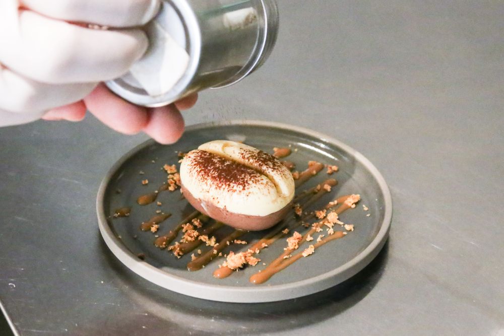 「コーヒー豆型のティラミス」仕上げている様子