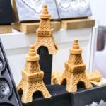 「小松鋳型製作所」の焼き型と「株式会社オーバン」のミックス粉で作られた展示用人形焼きのイメージ