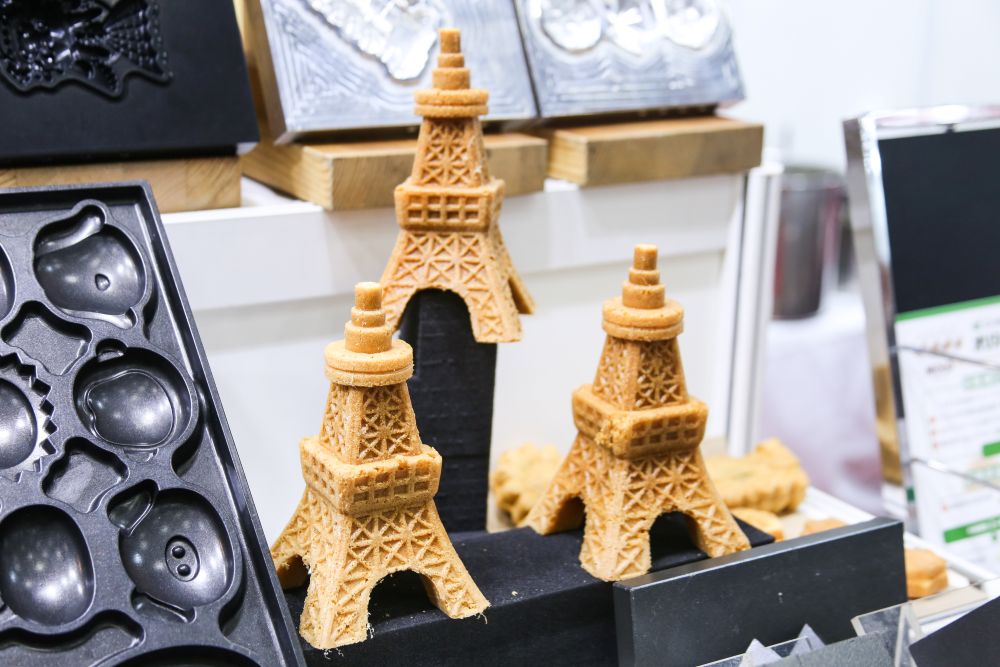 「小松鋳型製作所」の焼き型と「株式会社オーバン」のミックス粉で作られた展示用人形焼きのイメージ