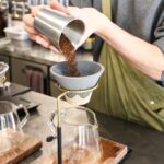 「ソイギン コーヒー」波佐見焼のセラミックフィルターで淹れている様子
