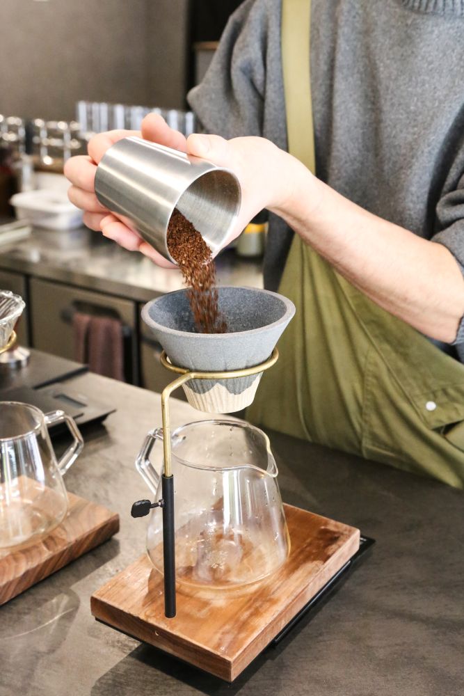 「ソイギン コーヒー」波佐見焼のセラミックフィルターで淹れている様子