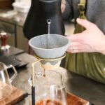 「ソイギン コーヒー」波佐見焼のセラミックフィルターで淹れている様子