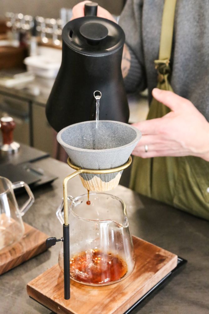 「ソイギン コーヒー」波佐見焼のセラミックフィルターで淹れている様子