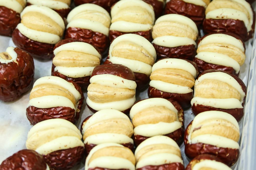 「雲海貿易株式会社」が取り扱う「ナツメとナッツのサンドイッチ」イメージ