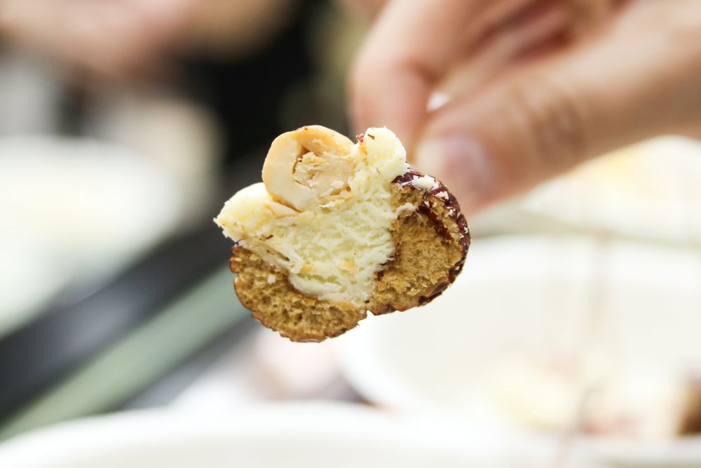 「雲海貿易株式会社」が取り扱う「ナツメとナッツのサンドイッチ」イメージ