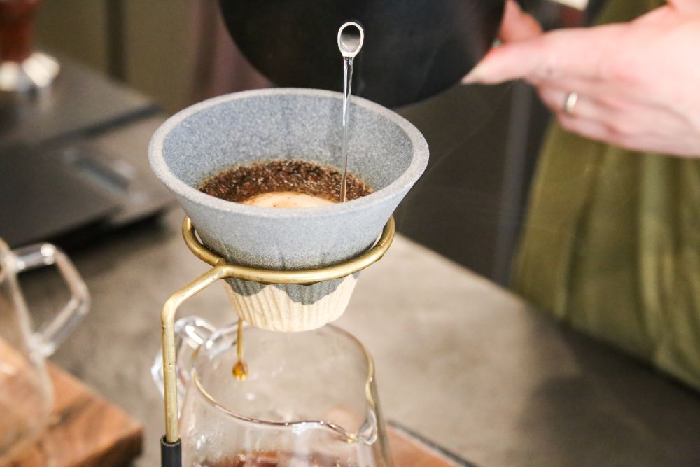 「ソイギン コーヒー」波佐見焼のセラミックフィルターで淹れている様子