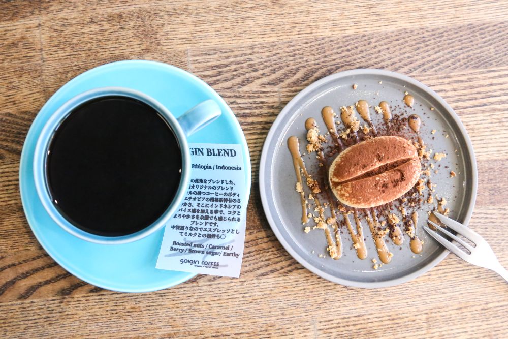 左から「ソイギン ブレンド」税込み700円、「コーヒー豆型のティラミス」税込み660円