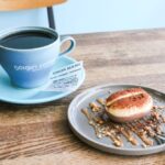 左から「ソイギン ブレンド」税込み700円、「コーヒー豆型のティラミス」税込み660円