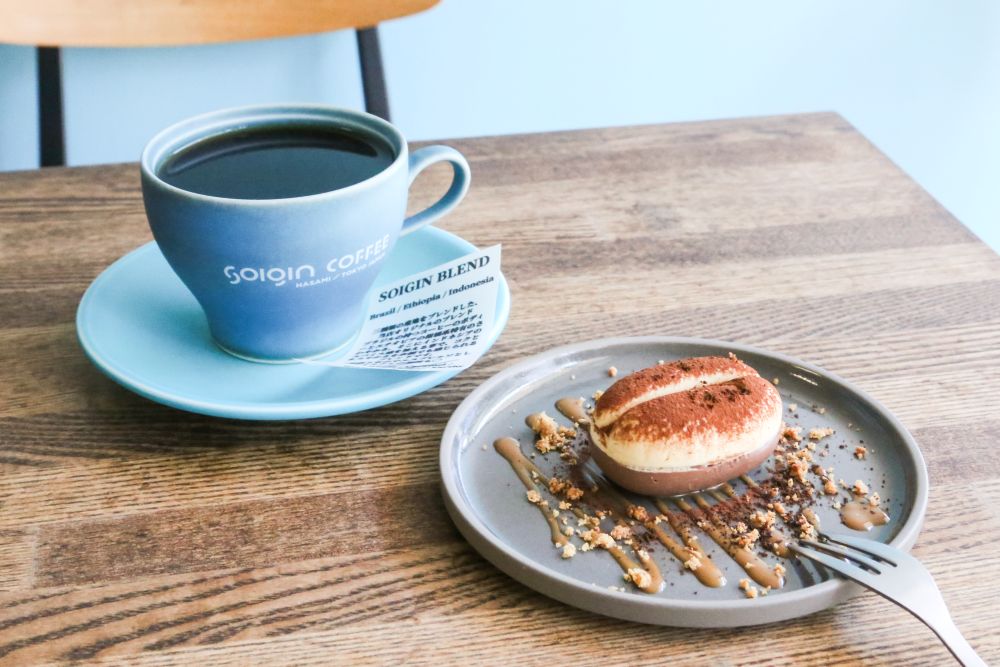 左から「ソイギン ブレンド」税込み700円、「コーヒー豆型のティラミス」税込み660円