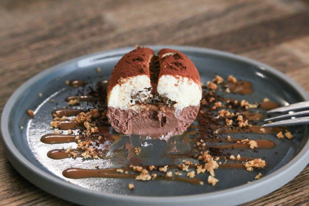 「コーヒー豆型のティラミス」断面のイメージ