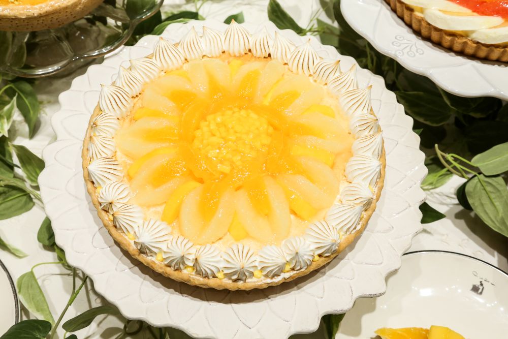 「柑橘とマンゴーの甘酸っぱいレアチーズタルト」ピース・税込み1,490円、ホール・税込み14,904円