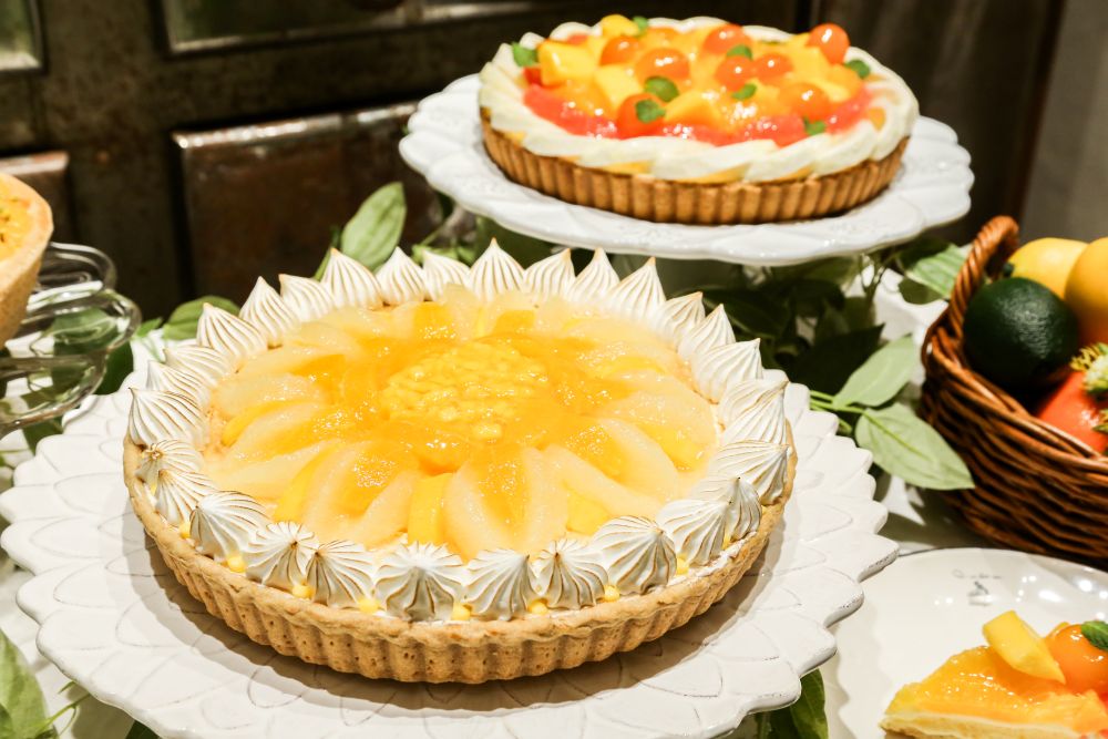 「柑橘とマンゴーの甘酸っぱいレアチーズタルト」ピース・税込み1,490円、ホール・税込み14,904円