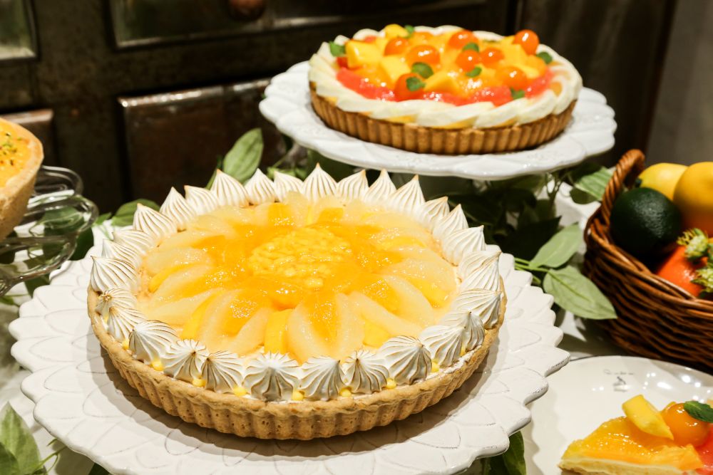 「柑橘とマンゴーの甘酸っぱいレアチーズタルト」ピース・税込み1,490円、ホール・税込み14,904円
