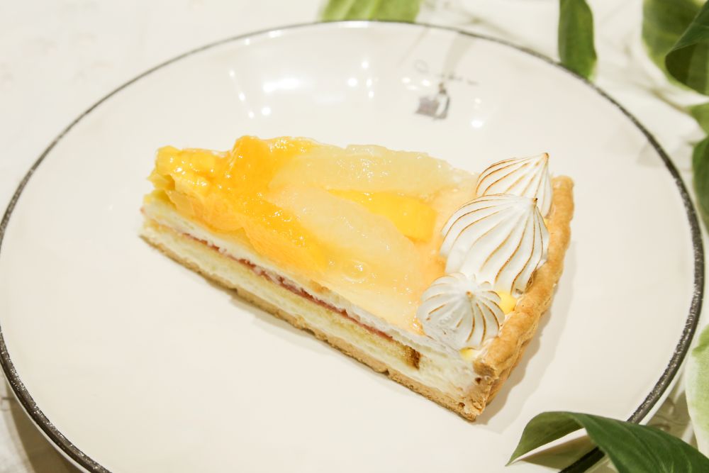 「柑橘とマンゴーの甘酸っぱいレアチーズタルト」ピース・税込み1,490円、ホール・税込み14,904円
