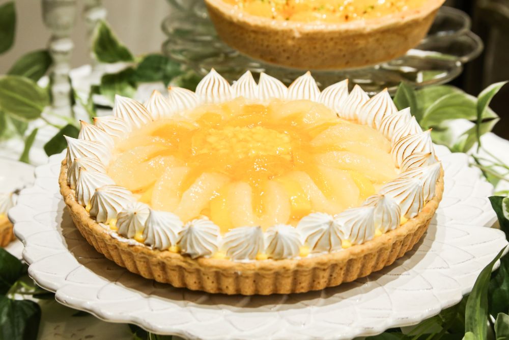 「柑橘とマンゴーの甘酸っぱいレアチーズタルト」ピース・税込み1,490円、ホール・税込み14,904円